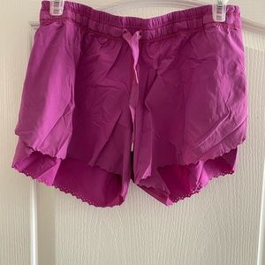 Lululemon short fly away, purple size 6